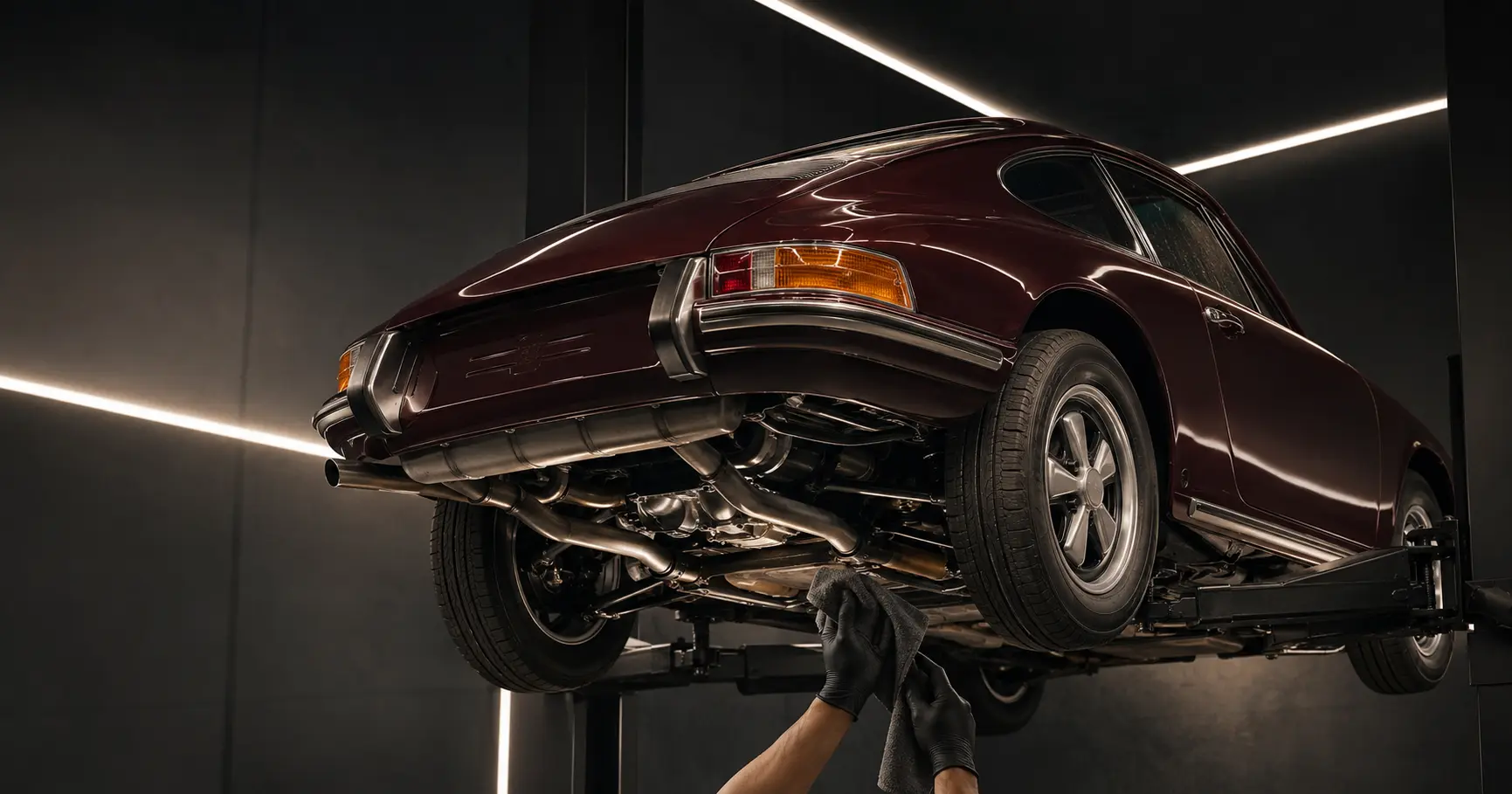Grondige reconditionering van de onderzijde van een exclusieve sportwagen